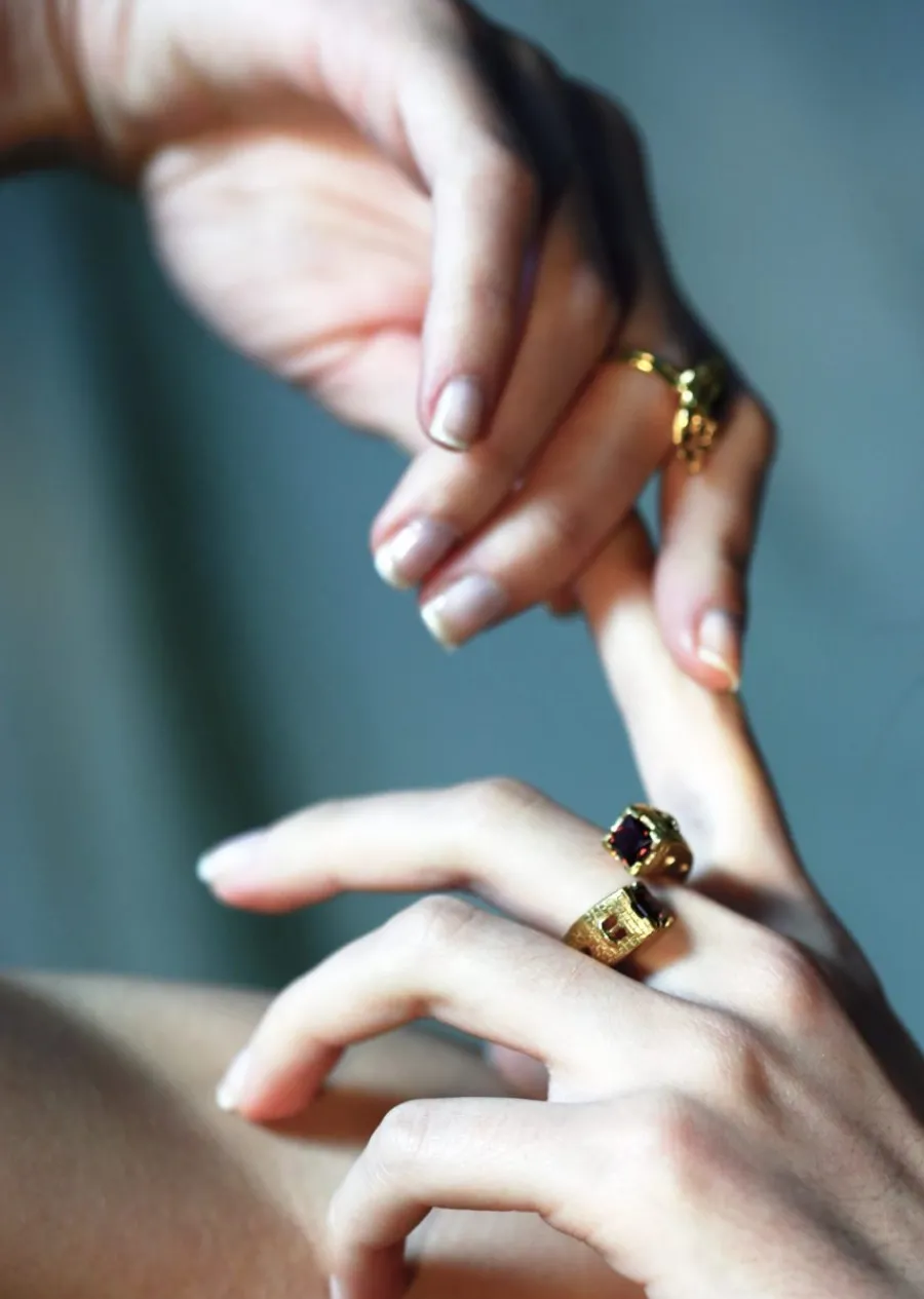 anello_gothic_towers_arge_2.webp Clearance Anello Gothic Towers Argento Placcato Oro e Granati Rossi Anelli