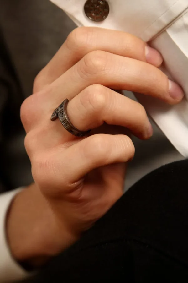 Outlet Anello Pantheon da uomo in argento placcato rodio nero Per Lui | Anelli