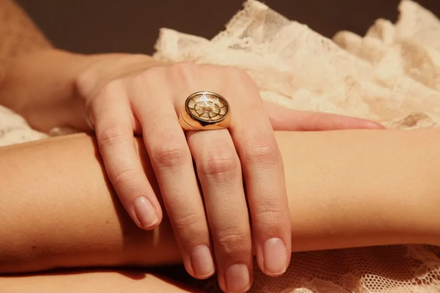 pantheon_signet_ring_for__2.webp Fashion Pantheon signet ring for her in gold plated silver Anelli
